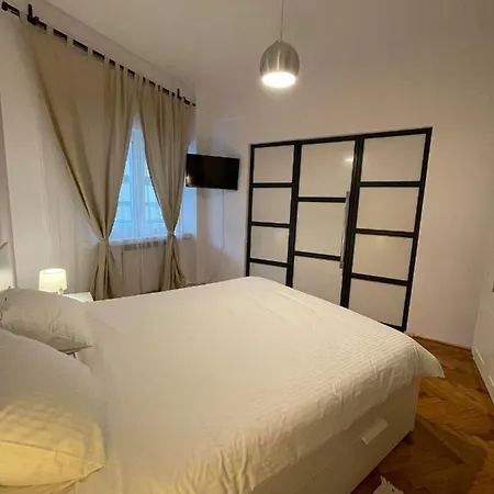 Interbellic Flat Apartment Bukarest
